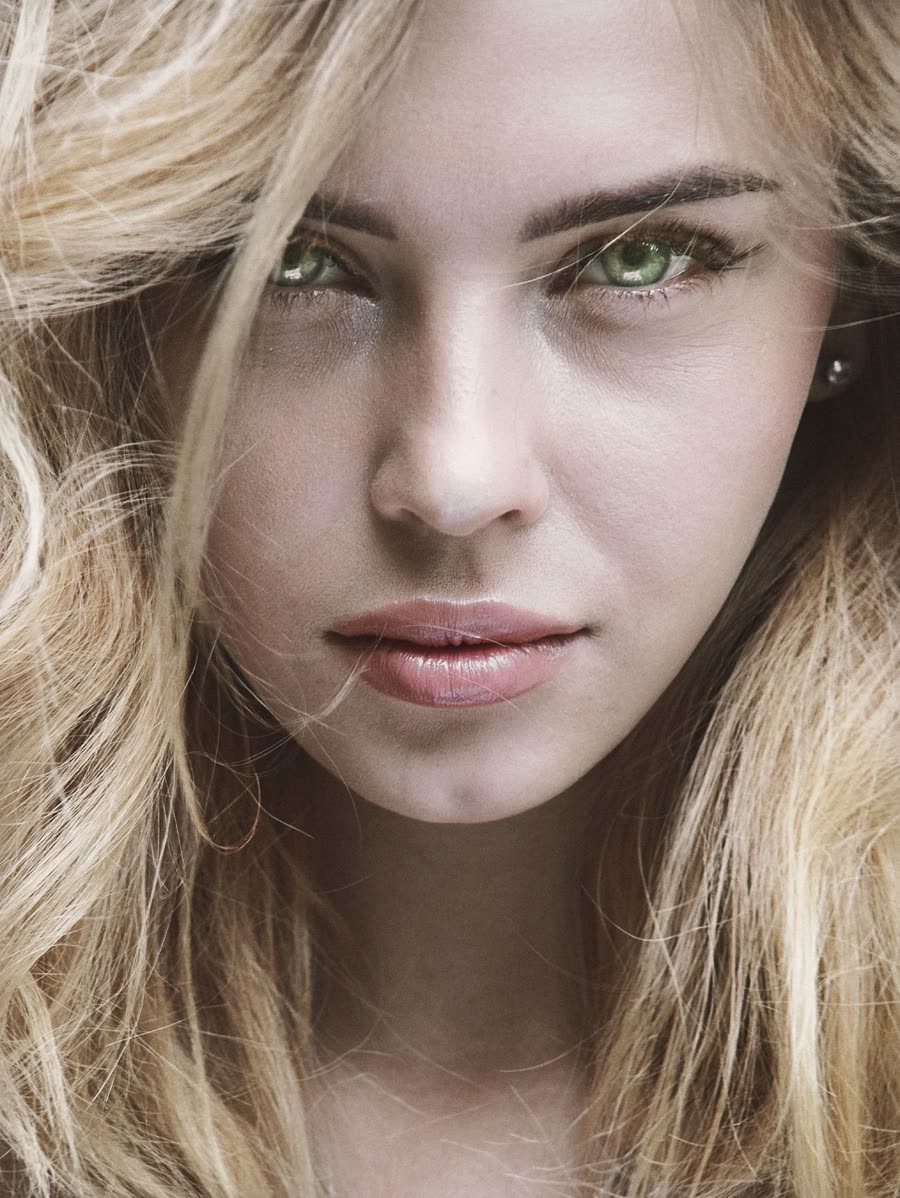 Sydney Ann model with blonde waves and green eyes, New York